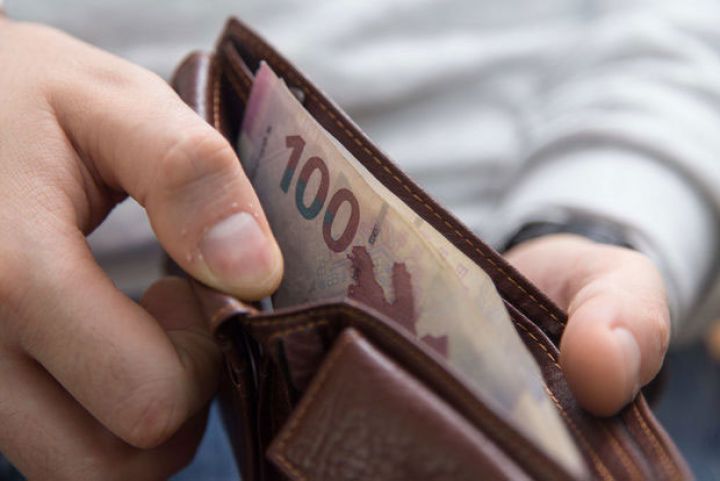 Azərbaycanda orta maaş 2,4 manat artıb