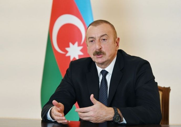 "İndi özü üçün yeni ağa axtarışındadır. Bilmir kimin ayağının altına yıxılsın"