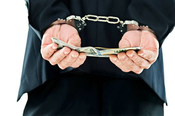 Gömrüyün daha bir vəzifəli şəxsi tutuldu - 55 minə 400 avtomobil qanunsuz rəsmiləşdirilib