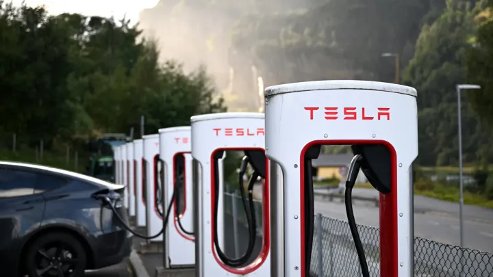Tesla-nın Avropada satışı ardıcıl 13-cü ay azalıb, BYD isə bazar payını sürətli artırır