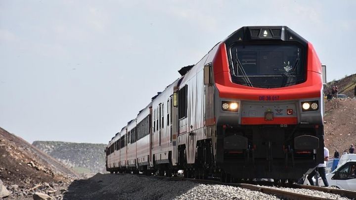 Bakı-Tbilisi-Qars dəmir yolunda ilk qatar !