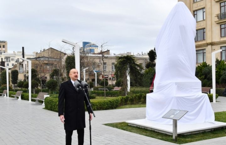 Prezident Bakıda abidənin açılışında iştirak edib
