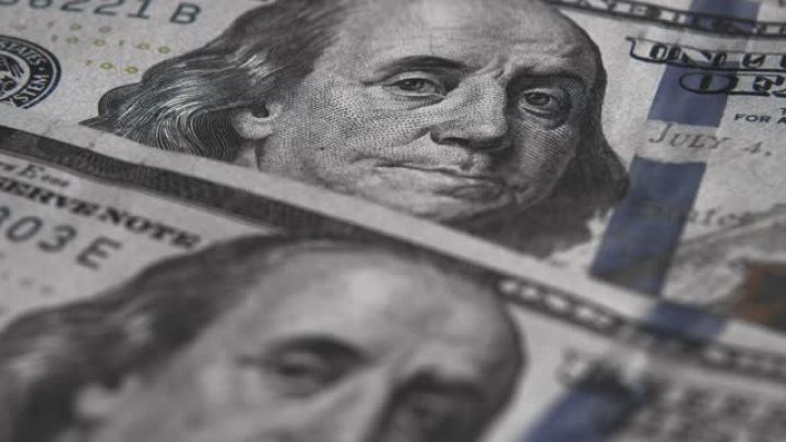 Dünya bazarlarında dollar bahalaşır